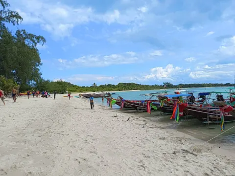 Private Longtail Boat to Pig Island Koh Tan - gallery image 10