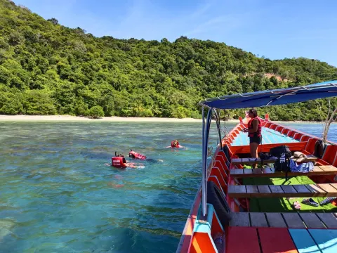 Private Longtail Boat to Pig Island Koh Tan - gallery image 4